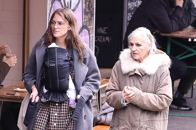 Кира Найтли на прогулке с двухмесячной дочерью и мамой в Лондоне