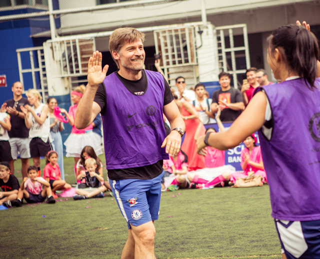 Спортгол. Тайские актеры играют в футбол.