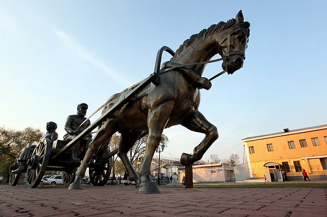 Скульптурная композиция «Переселенцы» на привокзальной площади города Биробиджан.