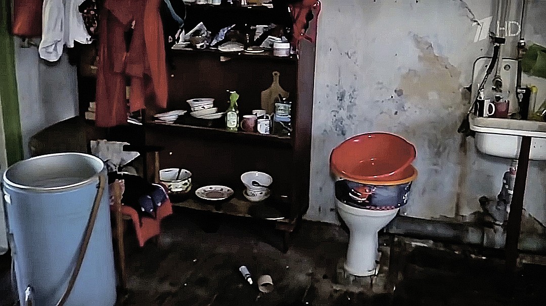 Женщина скрывала, что живет в ветхой коммуналке. ФОТО: Первый канал 