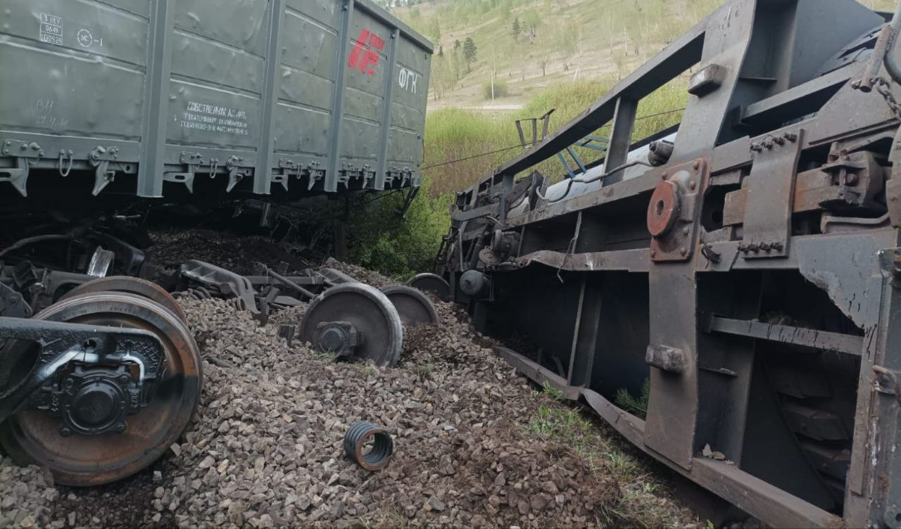 Поезда задерживают более чем на пять часов из-за аварии на путях под Красноярском
