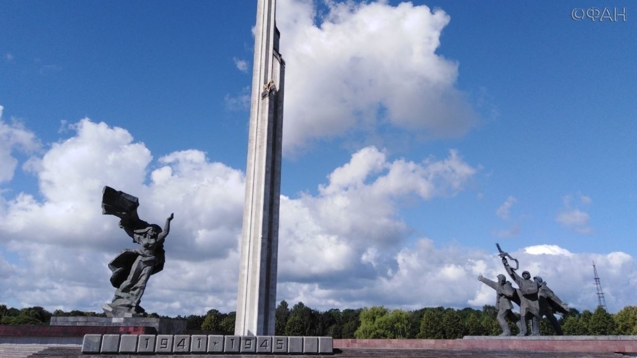 Мемориальный комплекс воинам-освободителям Риги и Латвии открыт в 1985 году в рижском Парке Победы на левой стороне Даугавы. Авторы проекта - архитекторы и скульпторы в подавляющем большинстве представляют титульную нацию. Федеральное агентство новостей/Карен Маркарян