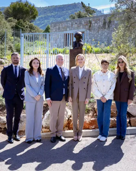 Княгиня Шарлен, князь Альбер II и члены монаршей семьи посетили приют для животных в Монако Шарлен, Альбер, князь, Монако, княгиня, Масси, животных, князя, приюта, семьи, Гримальди, Камилла, Стефания, принцесса, принцессы, ШарленКнягиня, МеланиАнтуанетта, IIКнягиня, Уиттсток, IIГарет