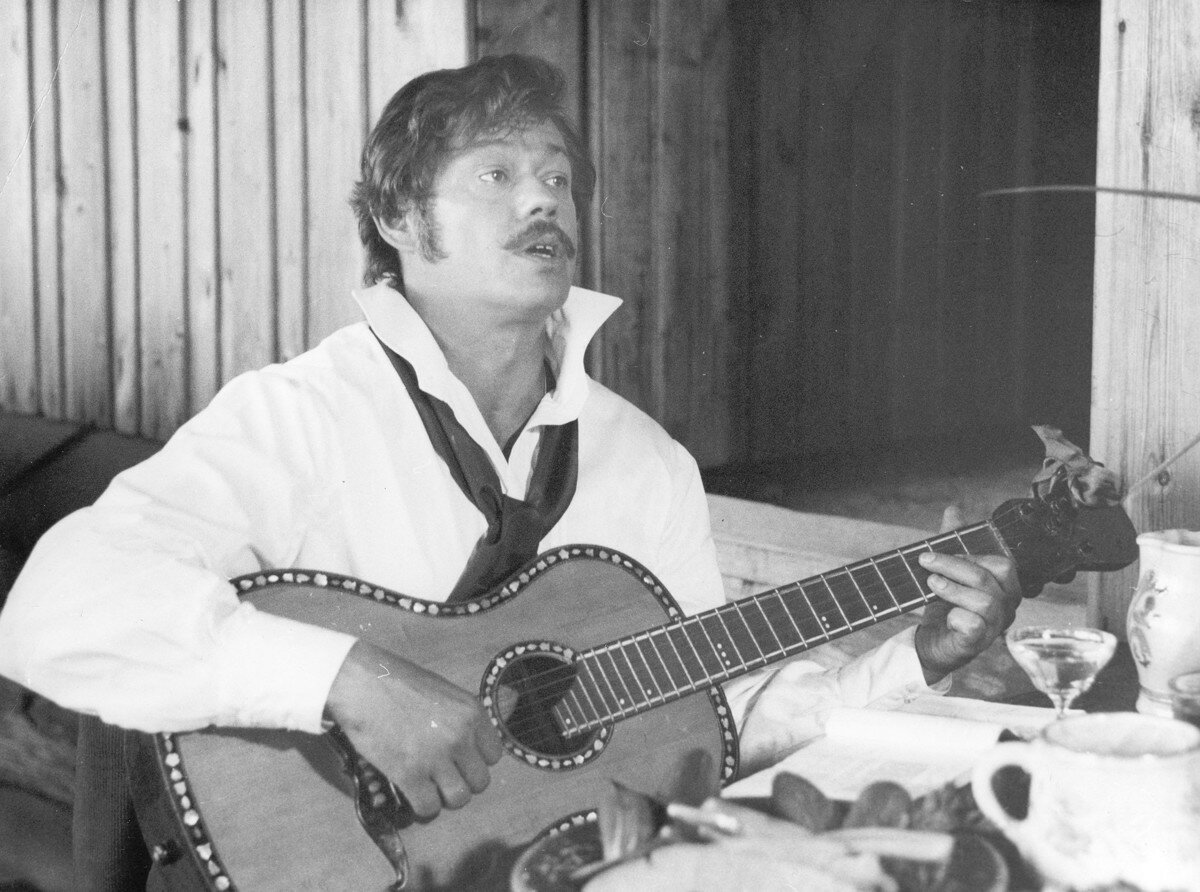 Голос за кадром: кто исполнял песни в знаменитых кинофильмах Гайдая Голос за кадром: кто исполнял песни в знаменитых кинофильмах Гайдая Звезды