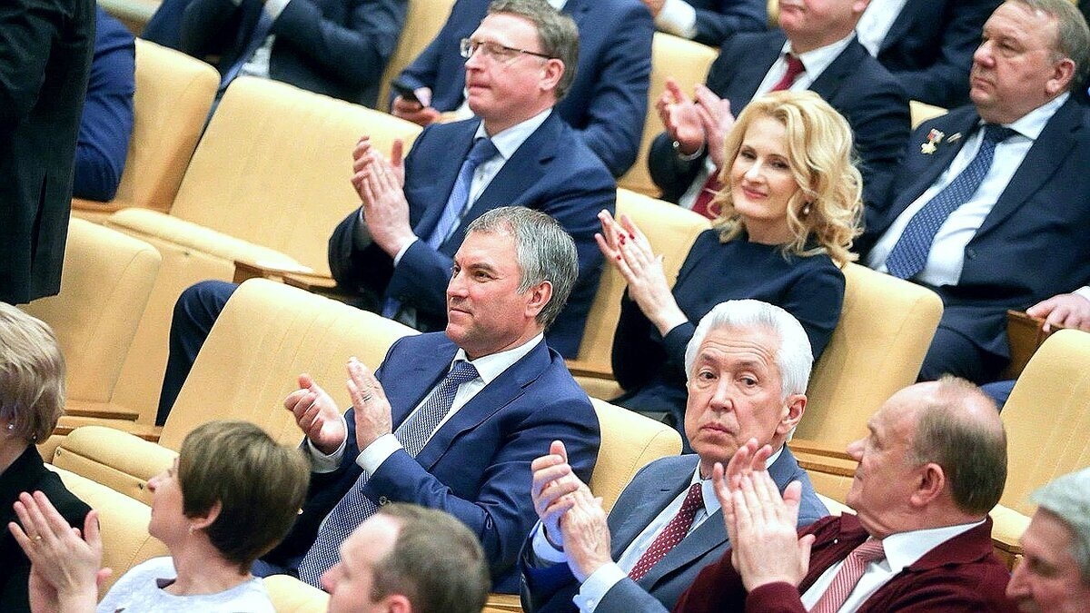 После пассажа главного следователя страны, спикер Госдумы Вячеславы Володин написал в своём телеграмм-канале, что Быстрыкин далеко не прав, а депутаты Госдумы избираются народом и привёл в пример...-2