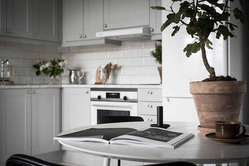 Небольшая, но светлая квартира-студия под крышей в Гетеборге Небольшая, но светлая квартира-студия под крышей в Гетеборге белый интерьер,Гетеборг,интерьер и дизайн,квартира,малометражка,мансарда,скандинавский стиль,студия