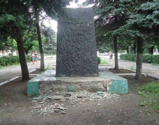Декоммунизация продолжается: в селе Радочина снесли памятник Карлу Марксу