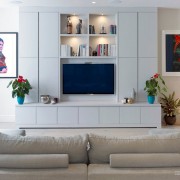 Белый диван в гостиной