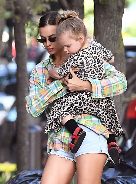 Леопард в клетке: Ирина Шейк и ее дочь Лея продемонстрировали контрастные образы на прогулке в Нью-Йорке Леопард в клетке: Ирина Шейк и ее дочь Лея продемонстрировали контрастные образы на прогулке в Нью-Йорке Мода,Стиль звезд