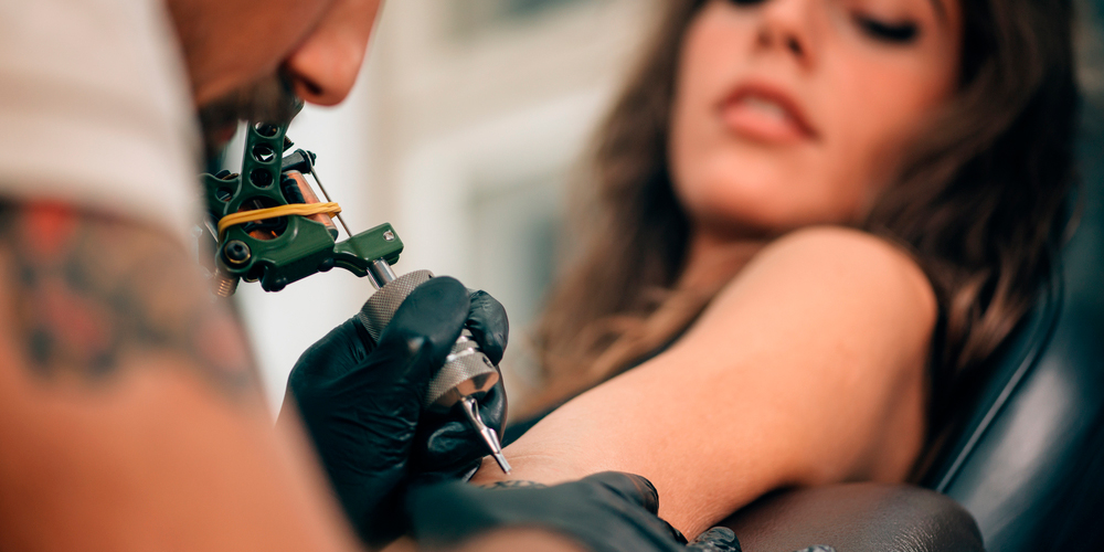 Опасная красота: о чём нужно знать, прежде чем делать татуировку