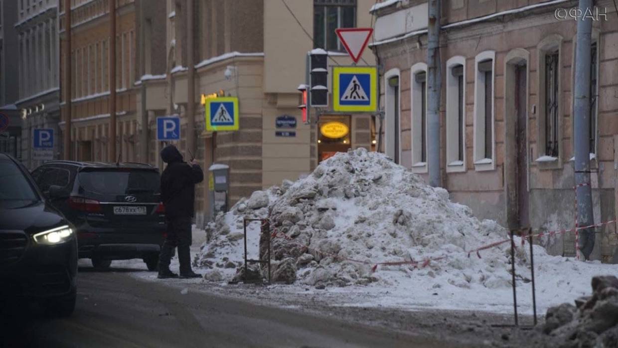 Всего 129 единиц техники вышли убирать от снега Петербург утром 14 декабря