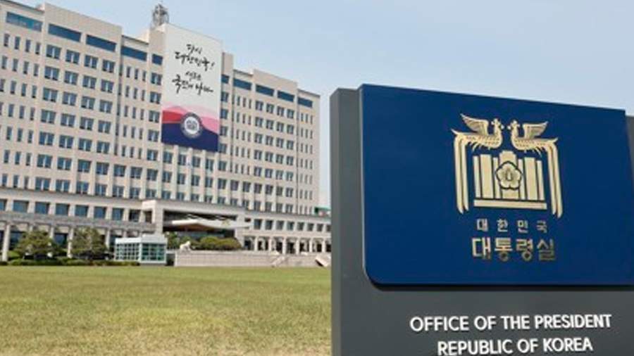 На территории офиса президента Южной Кореи упал шар с мусором из КНДР