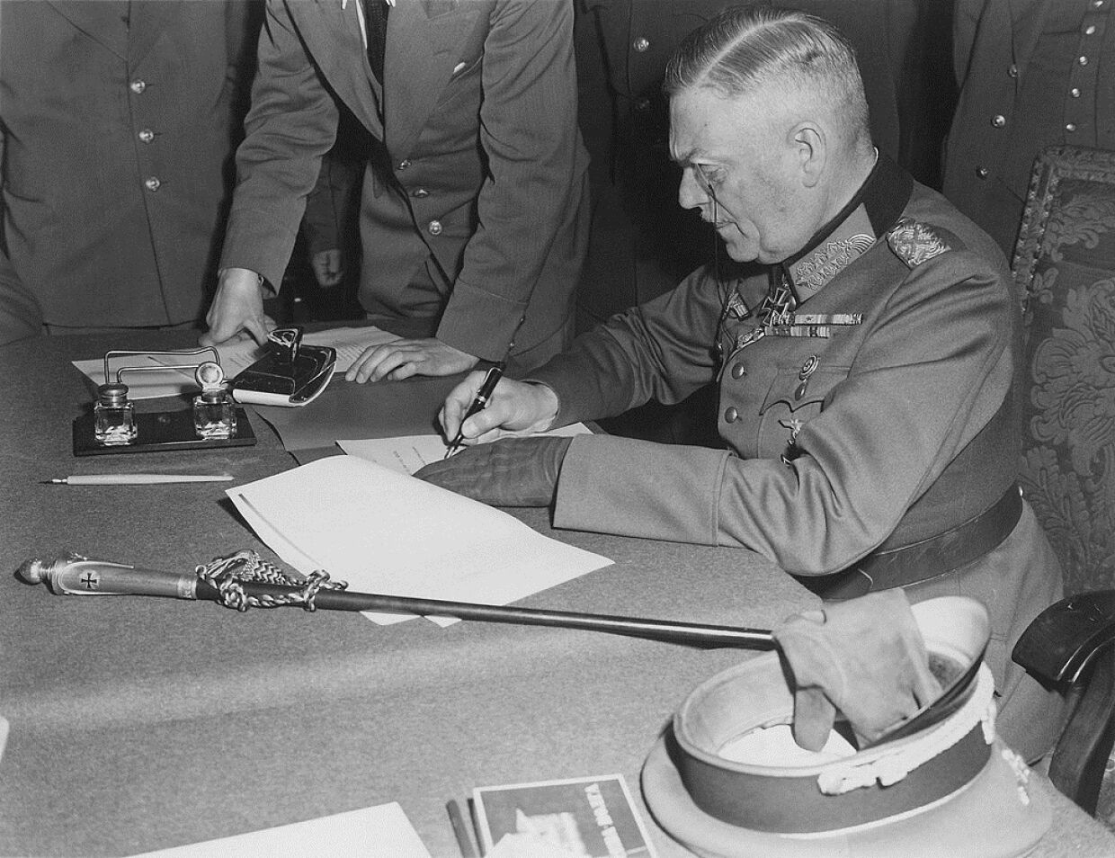 Генерал-фельдмаршал Вильгельм Кейтель подписывает акт о безоговорочной капитуляции германского вермахта в штабе 5-й ударной армии в Карлсхорсте, Берлин