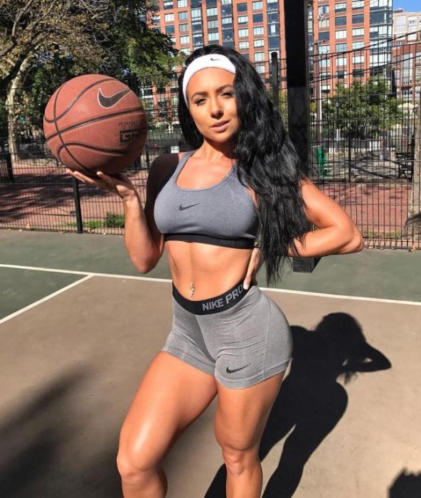 Девушки в коротеньких шортиках напомнят вам о лете (29 фото)