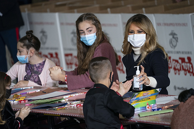 Мелания Трамп приняла участие в ежегодной благотворительной акции "Игрушки для малышей" Новости