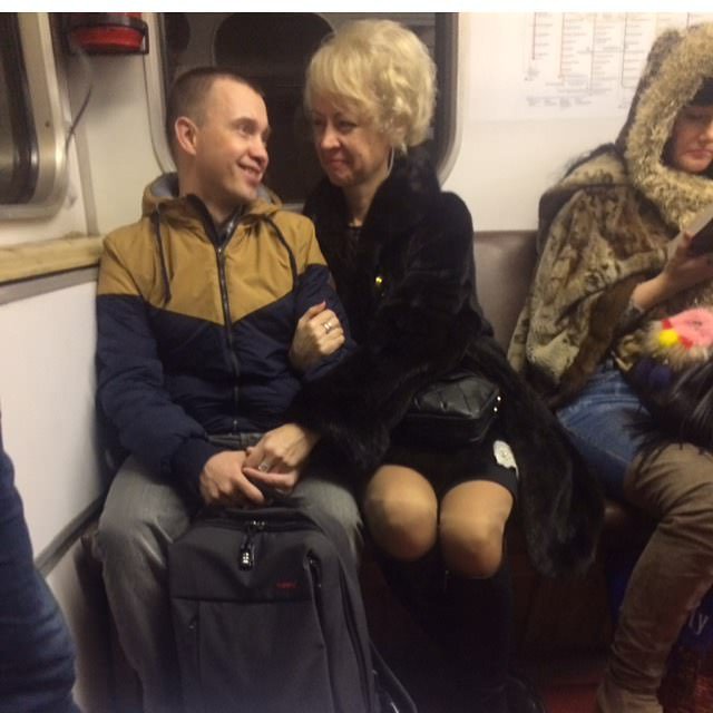 Love story в метро. Чудики в московском метро. Фотография фотография место встречи в метро. Они встретились в метро. Пара в метро.