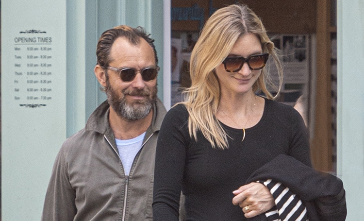 На финишной прямой: Джуд Лоу и беременная Филиппа Коэн на шопинге в Лондоне