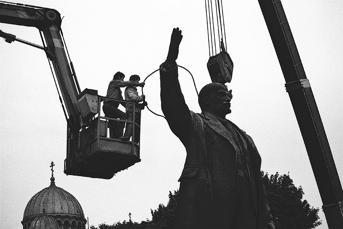 Демонтаж памятника. Памятник Ленину в Риге. Демонтаж памятника Ленину 1991. 1991 - В Риге и Лиепае демонтированы памятники Ленину.. Статуя Ленина Рига.