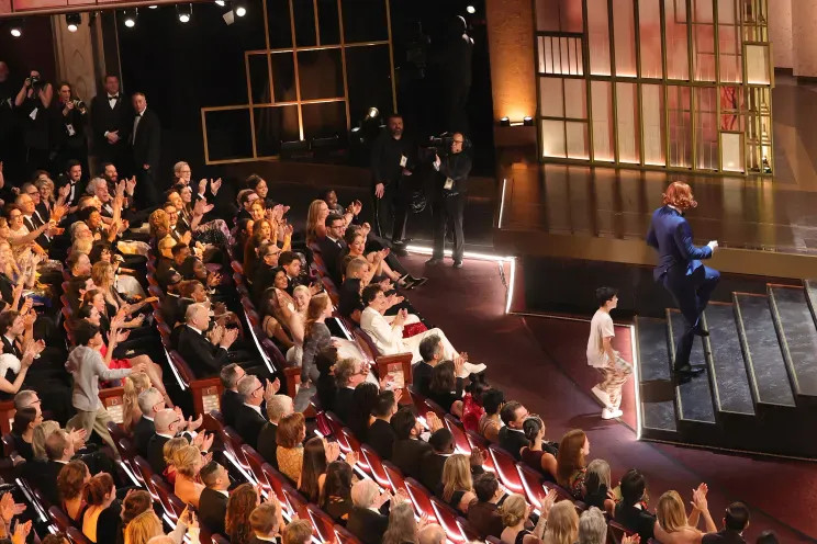 Звёздный беспорядок: Голливуд обвинили в лицемерии после фото с мусором на "Оскаре"