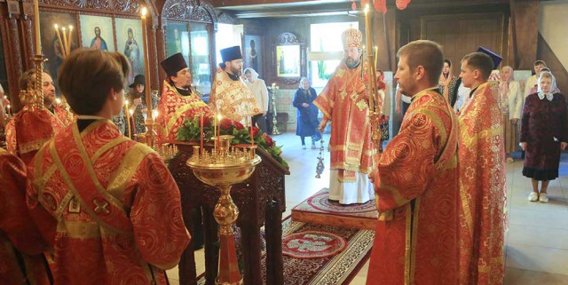 Епископ Серафим совершил Великую вечерню в Николо-Софийском храме г. Бобруйска.