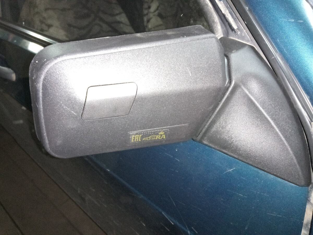 Обратил внимание на странную заглушку на зеркалах автомобиля. Узнал, зачем она нужна