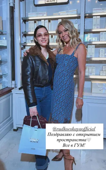 Евгения Медведева, Виктория Шелягова, Юлия Барановская посетили открытие корнера Яны Рудковской в ГУМе Плющенко, Рудковская, РудковскаяЯна, Шелягова, Рудковской, БарановскаяЯна, Владислав, только, Виктория, Медведева, Евгения, отцом, бренда, замужем, Ермак, рассказам, ранее, фигуриста, самого, слухов