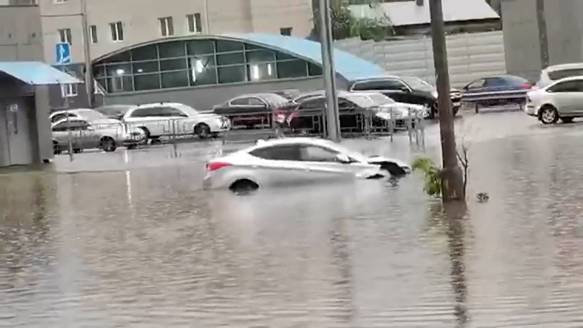 С улиц Красноярска откачивают воду после масштабного наводнения из-за ливня