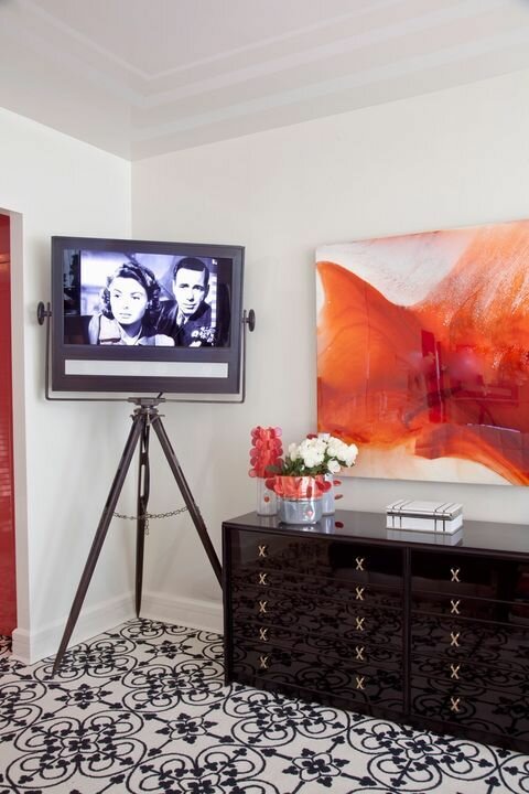 Кто помнит большие «стенки» с обязательной нишей для телевизора? Так что особых вариантов в оформлении зоны телевизора не было. Зато сейчас дизайн ТВ зоны – это отдельное искусство!-3