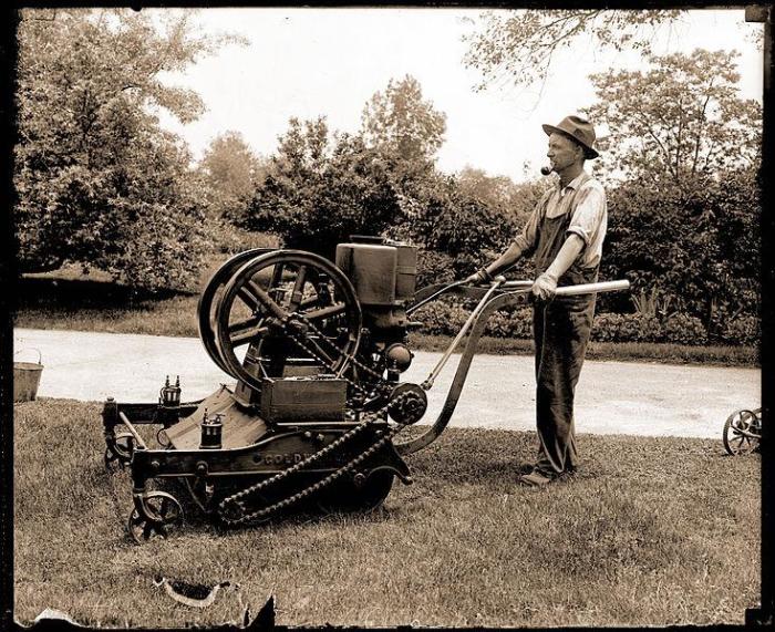 Бензиновая газонокосилка в Ботаническом саду в Миссури, 1918 год. /Фото: outdoorking.com