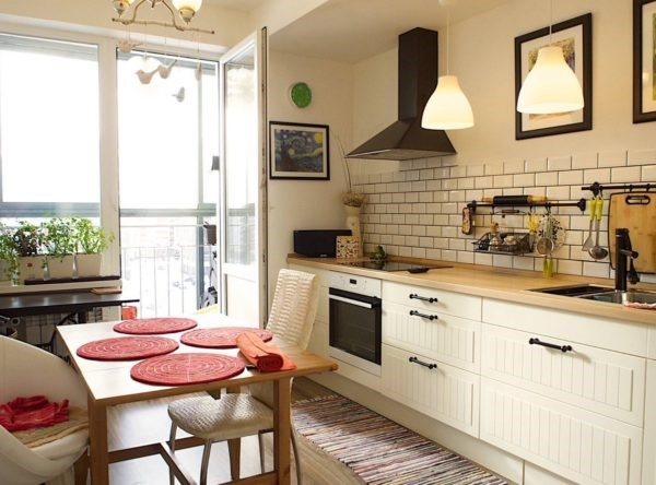 Кухня без навесных шкафов: как оформить помещение