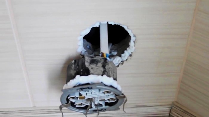 Необычный ремонт выпадающей розетки Необычный ремонт выпадающей розетки домашний очаг,мастерство,ремонт розетки,рукоделие,своими руками,умелые руки