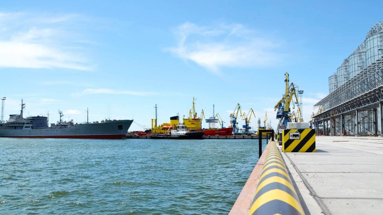 Первый пассажирский паром прибыл в Мариуполь из Ейска