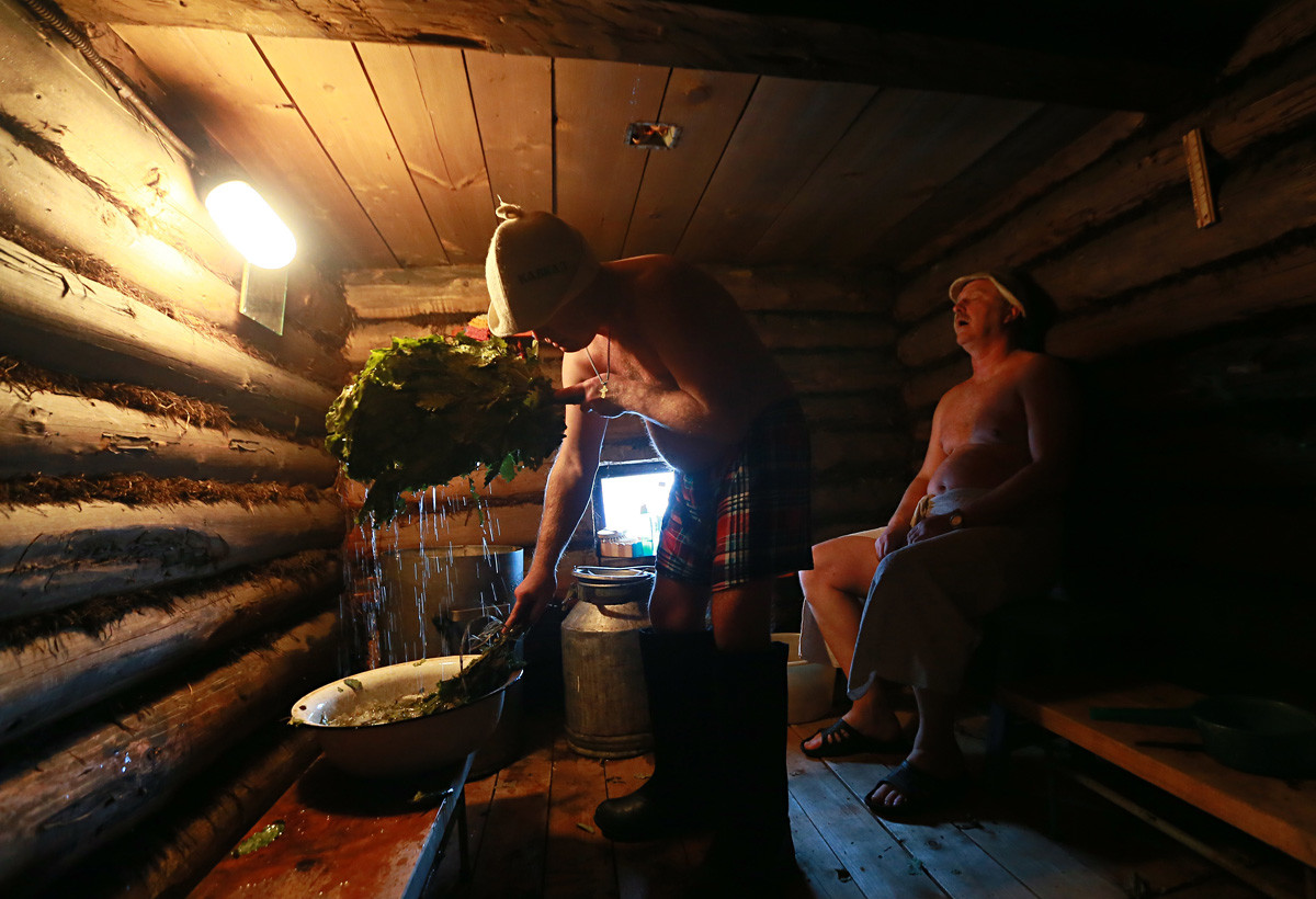 Мужик в женской бане. Парилка в деревне. Парилка в деревенской бане. Русская баня в деревне. Парная в деревенской бане.