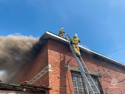В Апшеронске загорелся крупный склад пиломатериалов, на месте работают пожарные расчеты