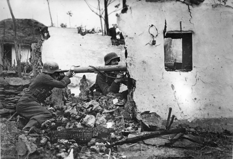 Bundesarchiv_Bild_183-J27051,_Russland,_Füsiliere_mit__Panzerschreck_.jpg