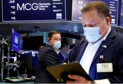 Traders work on the floor of the New York Stock Exchange (NYSE) in New York City, U.S., July 15, 2021. REUTERS/Brendan McDermid