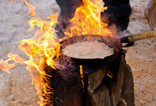 Прокаливание сковороды на открытом огне