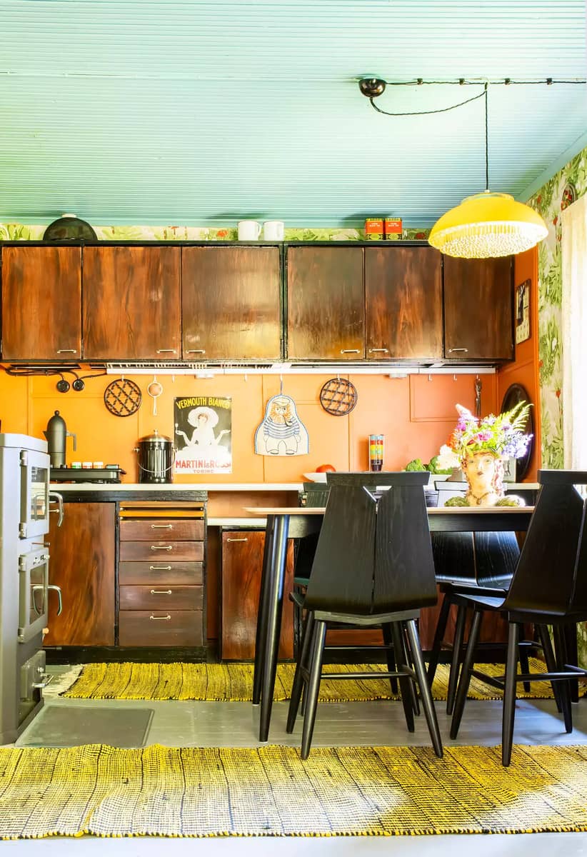 Мужчина сохранил домик своей бабушки. Здесь кухня из 50-х и ретро-обои… Очень душевно! для дома и дачи,интерьер