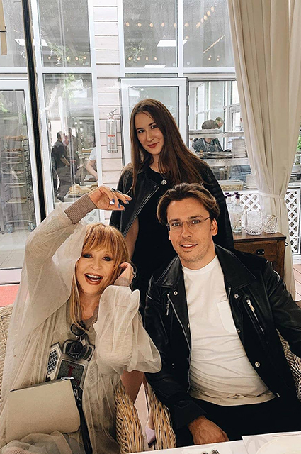 За столиком в любимой кафешке: Алла Пугачева, Максим Галкин и другие звезды на открытии кафе Валентина Юдашкина За столиком в любимой кафешке: Алла Пугачева, Максим Галкин и другие звезды на открытии кафе Валентина Юдашкина Хроника