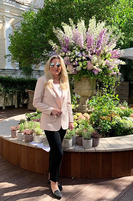 За столиком в любимой кафешке: Алла Пугачева, Максим Галкин и другие звезды на открытии кафе Валентина Юдашкина За столиком в любимой кафешке: Алла Пугачева, Максим Галкин и другие звезды на открытии кафе Валентина Юдашкина Хроника