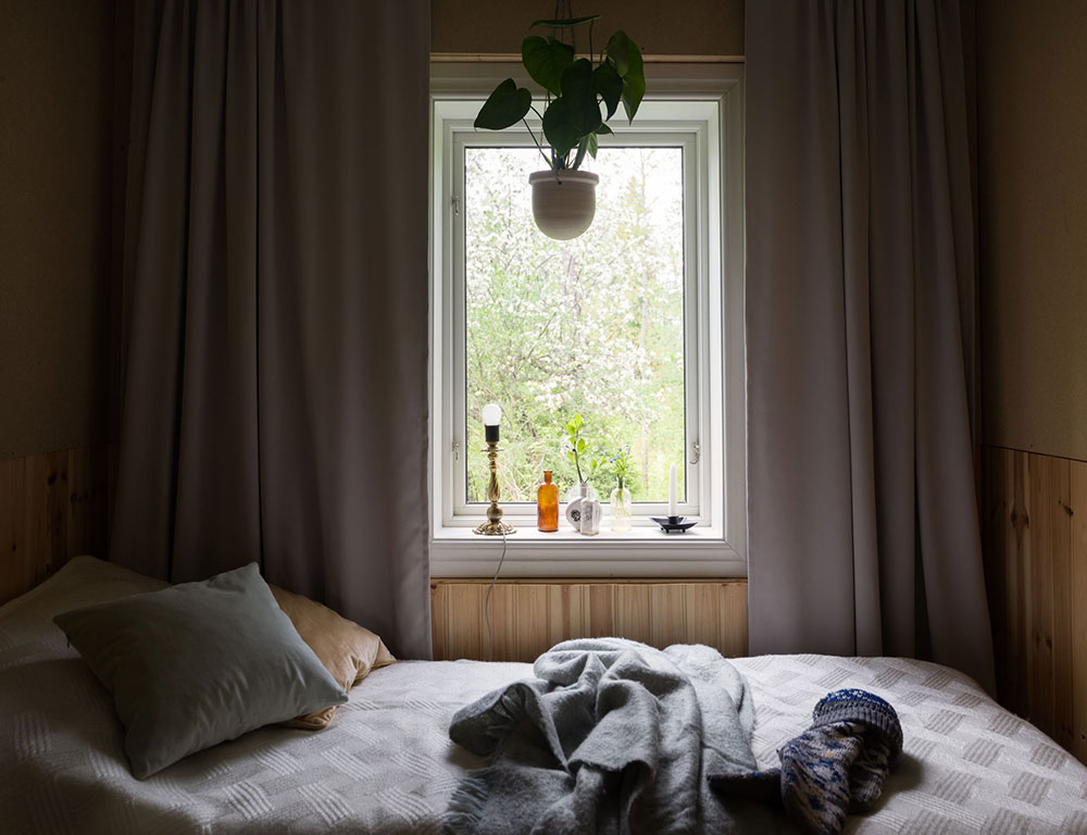Маленький дачный домик с оригинальными окнами в Швеции идеи для дома,интерьер и дизайн
