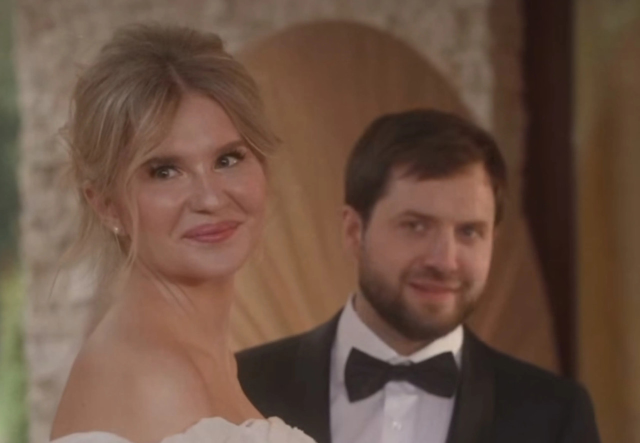 Песня от Лолиты, тост от Ларисы Гузеевой: как прошла свадьба дочери владельца "Кофемании" Маши Журавлёвой