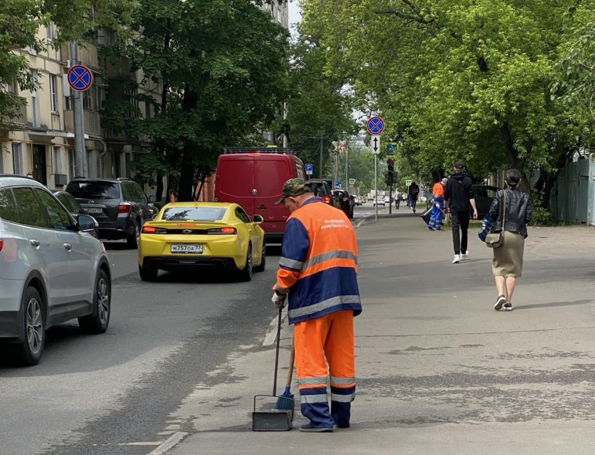 С территории у дома на Яхромской убрали стекла