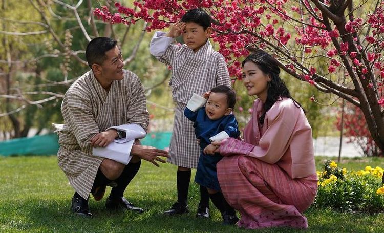 Король и королева Бутана отметили первый день рождения младшего сына: новые фото Монархи,Новости монархов