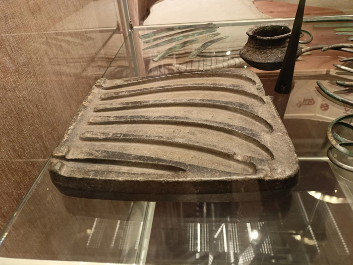 А как древние люди изготавливали медные инструменты? Не в магазине же покупали?