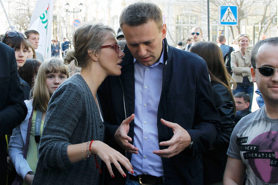 Навальный и Собчак на улице.png