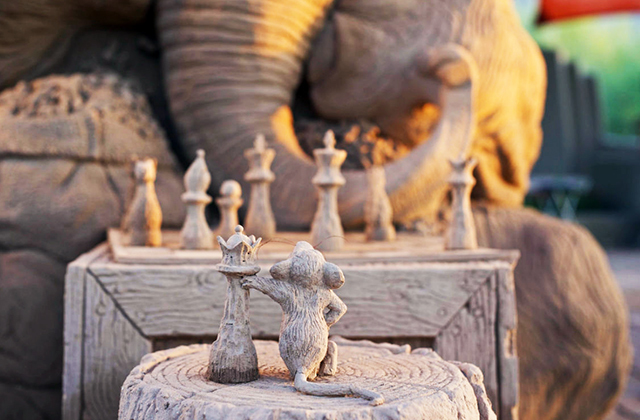 мышь и слон играют в шахматы
