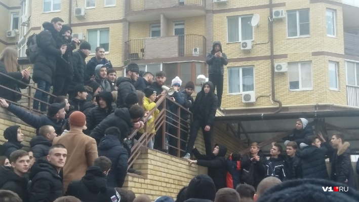 "Теперь скажите, что любите меня!" Сотни подростков и парящие банкноты-в Волгограде чеченский блогер раскидал деньги общество,россияне