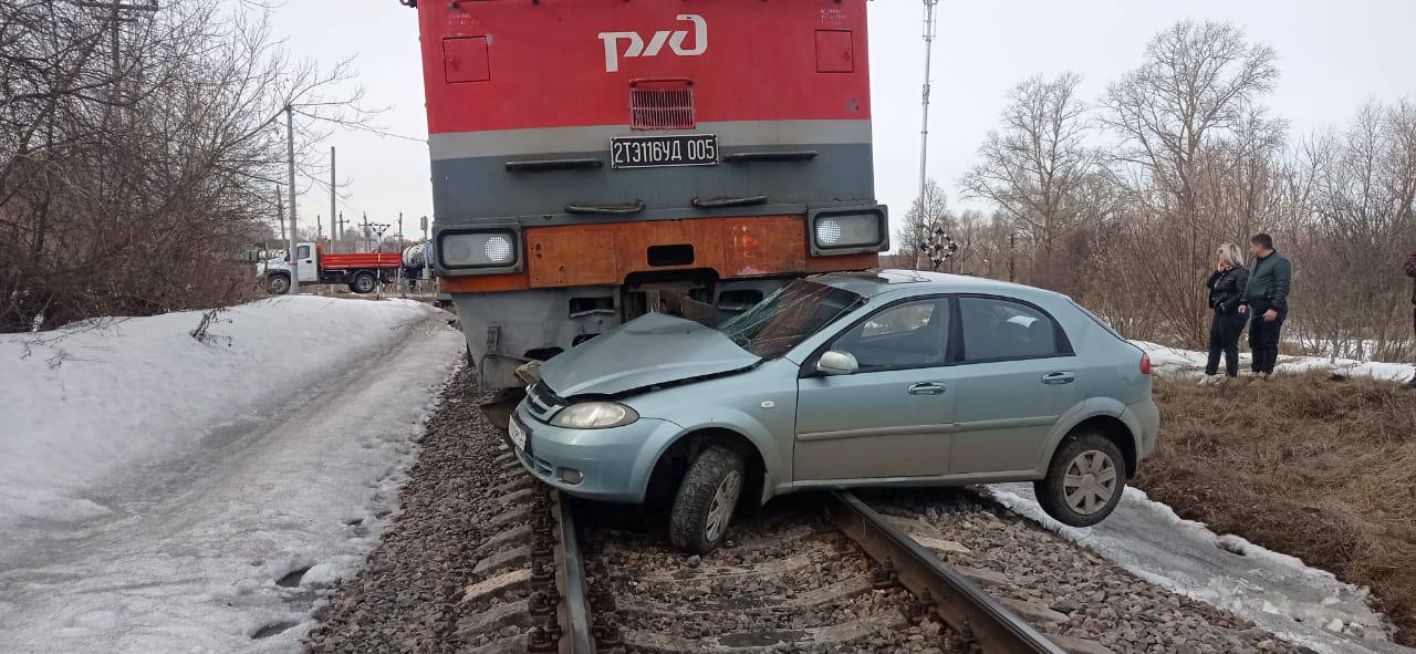 В Ивановской области иномарка попала под поезд на переезде в Фурмановском районе