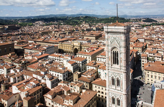 При разработке проекта и строительстве колокольни знаменитый живописец Джотто ди Бондоне особое внимание уделял внешнему украшению сооружения, являющегося частью комплекса Дуомо.